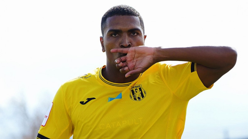 «Женис» уверенно вышел в 1/8 финала